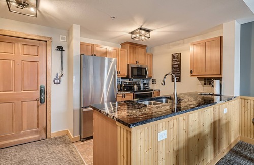 Copper Mountain Condo | TOP FLOOR corner condo in Prime Center Village with Amazing Mountain Views