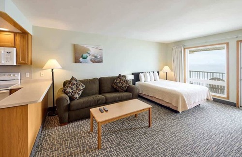 Logsden Condo | Top-Floor Deluxe Suite With Ocean View - Sleeps Six!