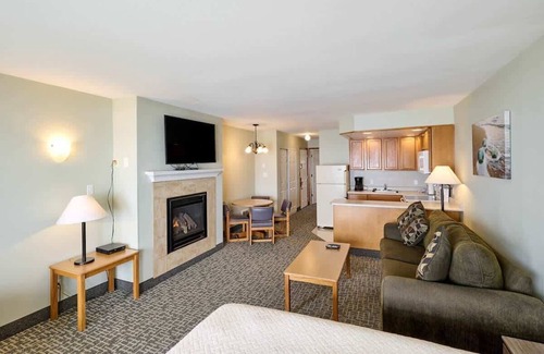 Logsden Condo | Top-Floor Deluxe Suite With Ocean View - Sleeps Six!