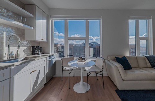 Fairpark Apartment | Top floor Deluxe 1BR Pool/Gym/Htub/Bowling + More!