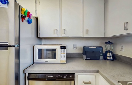 Port Charlotte Condo | Top-floor, Dog-Friendly, Snowbird Retreat Private Beach Access & Gulf Access