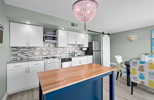 Melbourne Condo | Top Floor - Downtown Condo with Marina Waterfront View