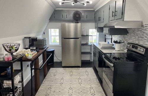 Wildwood Cottage | Top Floor Enchanting Cottage | Historical Charm | Chattanooga-NW Georgia | Lookout Mountain | Hiking