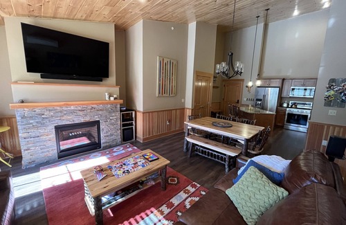 North Conway Condo | Top Floor, Family-Friendly, Slope Side Condo at the Base of Mount Cranmore!