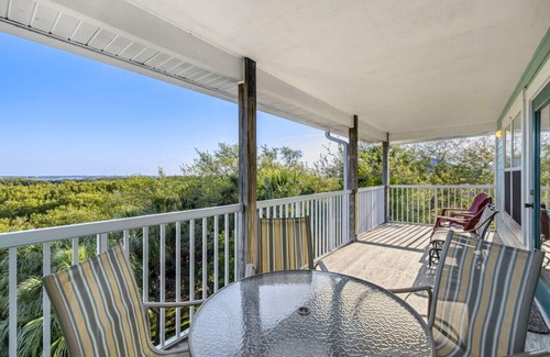 Cedar Key Condo | Top Floor Hideout C304 NL: Top floor with pool access