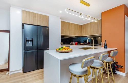 Burleigh Heads Apartment | Top Floor in Burleigh: Pool Parking Walk To Beach
