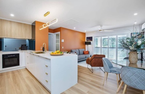 Burleigh Heads Apartment | Top Floor in Burleigh: Pool Parking Walk To Beach
