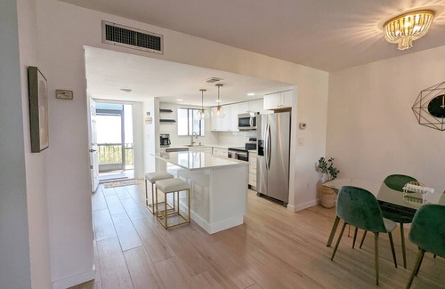 Saint Armands Key Condo | Top Floor Lido Beach view only 1 short block away from the sand!