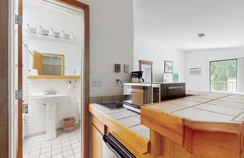 West End Cabin | Top-floor Main Street studio with pool & hot tub - walk to lifts