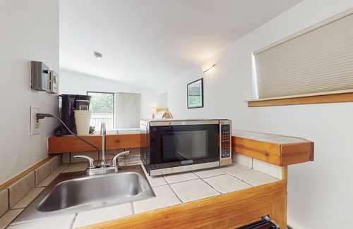 West End Cabin | Top-floor Main Street studio with pool & hot tub - walk to lifts