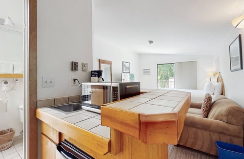 West End Cabin | Top-floor Main Street studio with pool & hot tub - walk to lifts