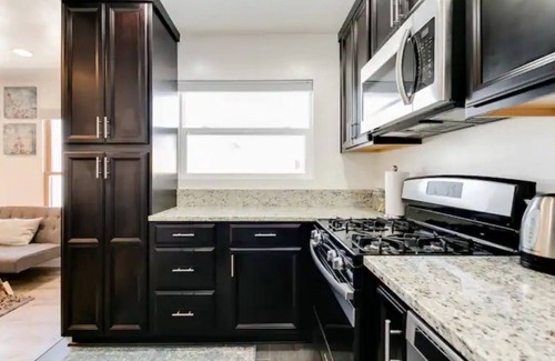 Van Nuys Apartment | Top Floor New Modern Luxurious Loaded 1+1 Home