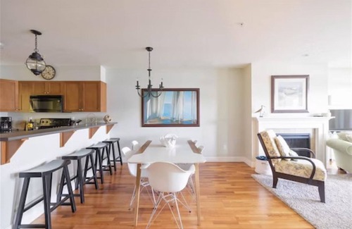 Vesuvius Condo | Top floor oceanview suite, 5 minute walk to beach!