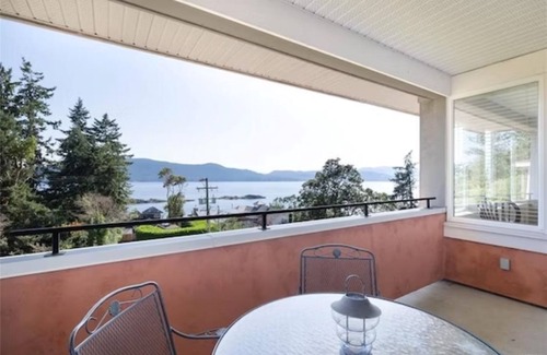 Vesuvius Condo | Top floor oceanview suite, 5 minute walk to beach!