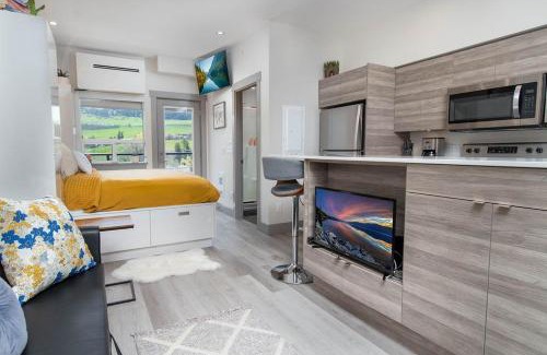 Vernon Apartment | Top Floor on Okanagan Lake with AC & Heated Pool