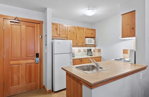 East Kootenay Condo | TOP FLOOR overlooking Ski Hill | Ski In/Out | Indoor Access to Pools & Hot Tubs