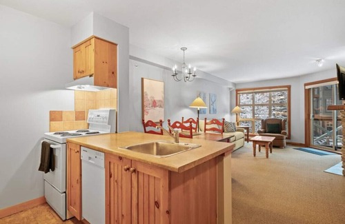 East Kootenay Condo | TOP FLOOR overlooking Ski Hill | Ski In/Out | Indoor Access to Pools & Hot Tubs