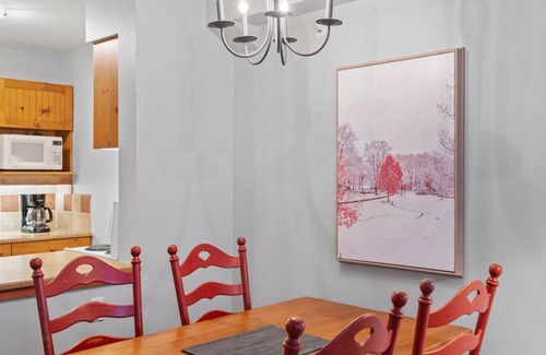 East Kootenay Condo | TOP FLOOR overlooking Ski Hill | Ski In/Out | Indoor Access to Pools & Hot Tubs