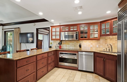 Wailua Condo | Top Floor Penthouse Ocean & Pool View 2 Cal King Beds Best Reviews In Waipouli