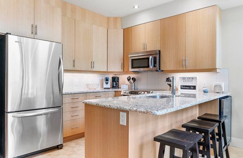 Sicamous Condo | Top Floor Penthouse with Pool, gym and Boat Slip
