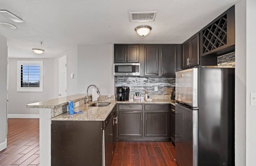 Florida Center Condo | Top Floor, pool and lake view close to Universal