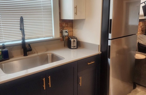 Central City Apartment | Top Floor Retreat-Fast Internet