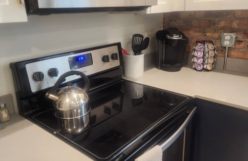 Central City Apartment | Top Floor Retreat-Fast Internet
