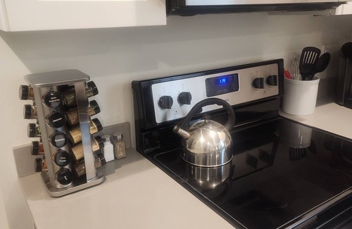 Central City Apartment | Top Floor Retreat-Fast Internet
