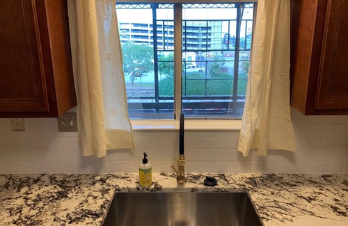North Capitol Condo | Top Floor Riverfront-Downtown-Free Parking-Pool