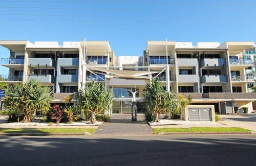 Urangan Apartment | Top Floor Studio Unit in Urangan Ocean Harbour Views Pool Spa