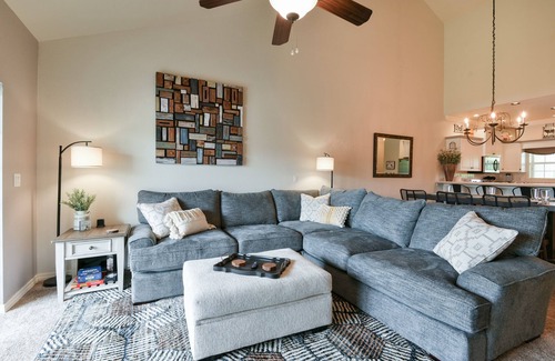 Branson Theater District Condo | Top-Floor Summer Hot Spot! Swimming Pool! Prime Location! Sleeps Up to 8 People!