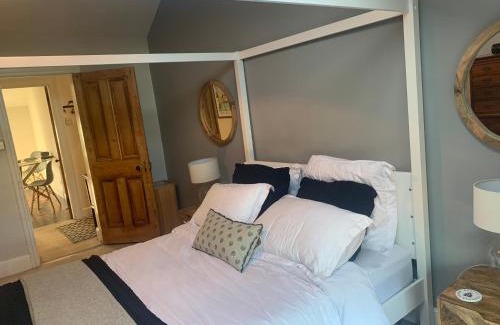 Bray on Thames Apartment | Top Floor. Top Notch. Tranquil Treat. Stone's throw from Thames.