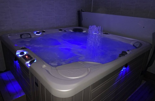 Mazamet House | Top floor townhouse with hot tub