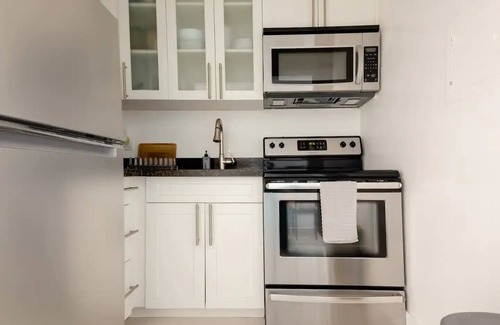 Seybold Apartment | Top Floor Waterfront Unit - Bay View - Free Parking