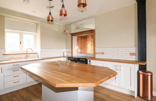 Wharncliffe Cottage | TOP HILL FARM COTTAGE, pet friendly, with hot tub in Oughtibridge