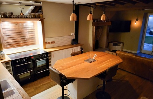 Wharncliffe Cottage | TOP HILL FARM COTTAGE, pet friendly, with hot tub in Oughtibridge