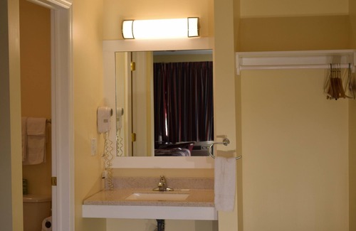 Saratoga Springs Hotel | Top Hill Motel