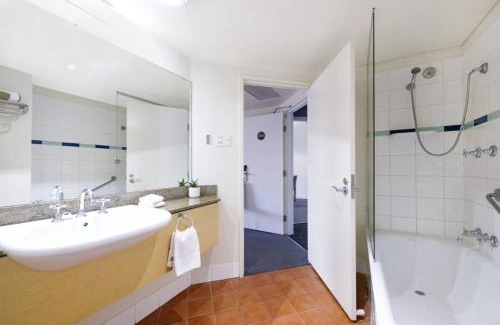 Darwin City Centre Apartment | 'Top Horizons' Resort style Stay with Pool & Ocean Views