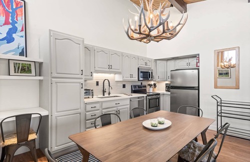 Snowmass Village Condo | Top Level. 100 Yards To Snowmass Mtn! Remodeled Living, Kitchen & Bath. Gas FP, W/D, Pool, Hot Tubs