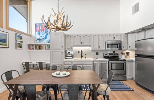 Snowmass Village Condo | Top Level. 100 Yards To Snowmass Mtn! Remodeled Living, Kitchen & Bath. Gas FP, W/D, Pool, Hot Tubs