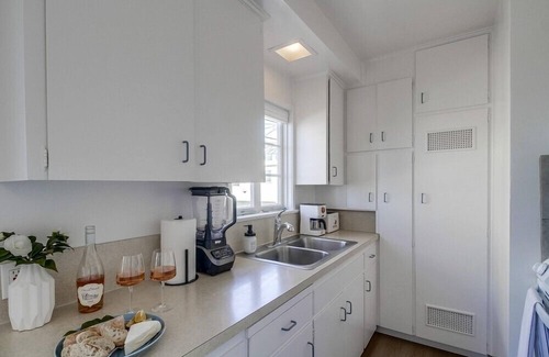 Beach Barber Tract Condo | Top Level Corner Unit ★ Steps to Windansea Beach ★ Dog Ok