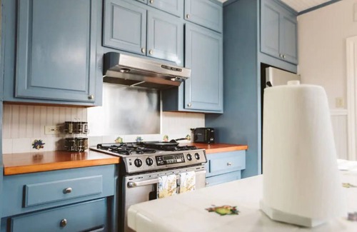 Monte Vista Apartment | Top Level duplex blocks from UIW/Trinity & Zoo