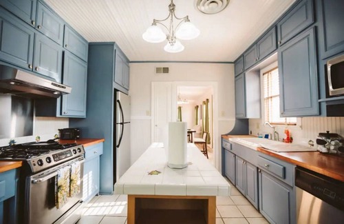 Monte Vista Apartment | Top Level duplex blocks from UIW/Trinity & Zoo