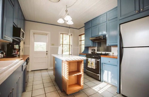 Monte Vista Apartment | Top Level duplex blocks from UIW/Trinity & Zoo