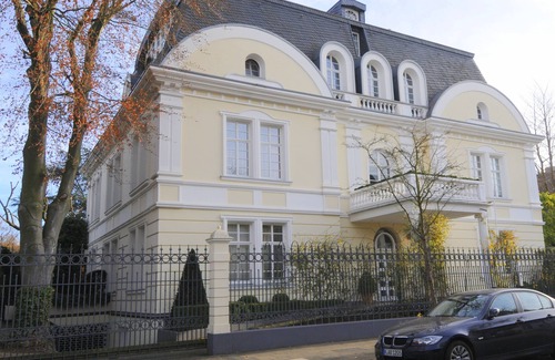 Braunsfeld Villa | Top Luxus No1 in Köln: " Paladio Villa"- Penthouse 500 qm 8 Personen