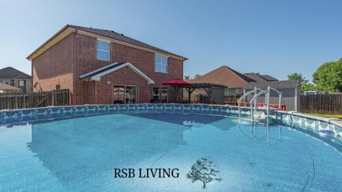 Grand Prairie House | Top-Notch 5BR 2,5BA Holiday Villa with Pool