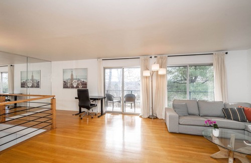 Roselawn Finance House | Top Notch City Escape – A Fusion of Rest and Fun, Just Minutes to Downtown!