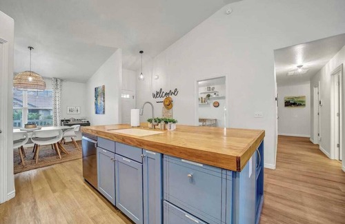 Twin Falls House | "Top-notch!" Family Fun HQ – games, fire pit, and a king suite for the grown-ups
