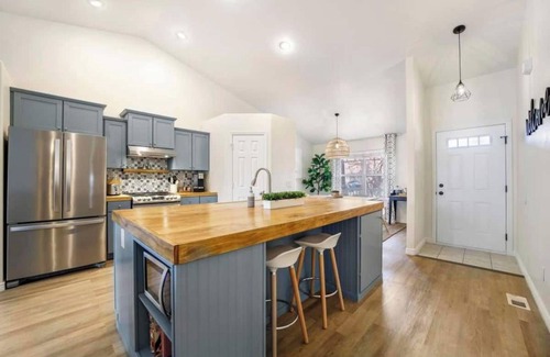 Twin Falls House | "Top-notch!" Family Fun HQ – games, fire pit, and a king suite for the grown-ups