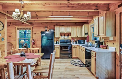 Gatlinburg - Pigeon Forge Cabin | Top Notch, Mountain Views, Fall Foliage, Location!